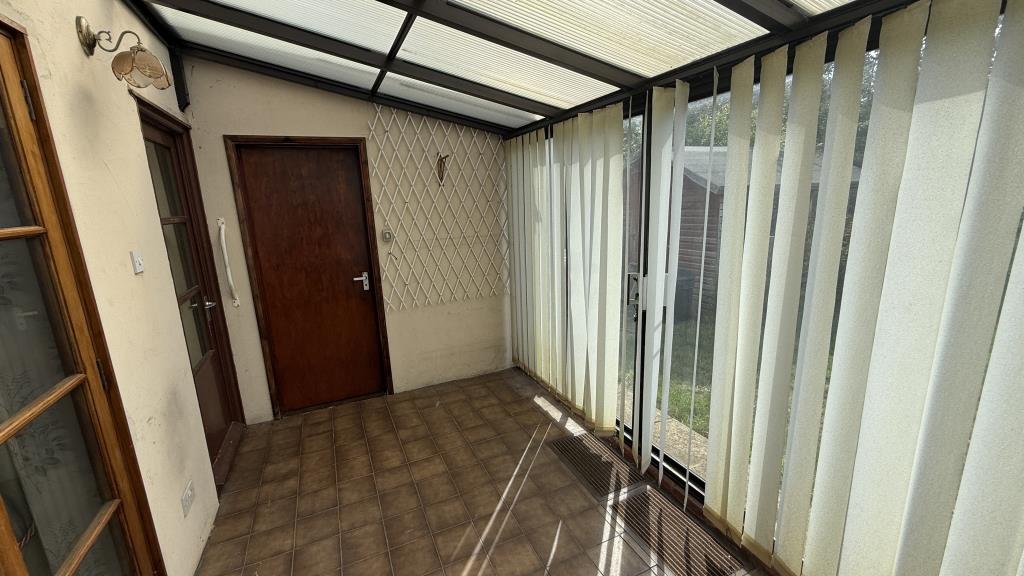Lot: 32 - VACANT HOUSE FOR IMPROVEMENT - Internal image of conservatory